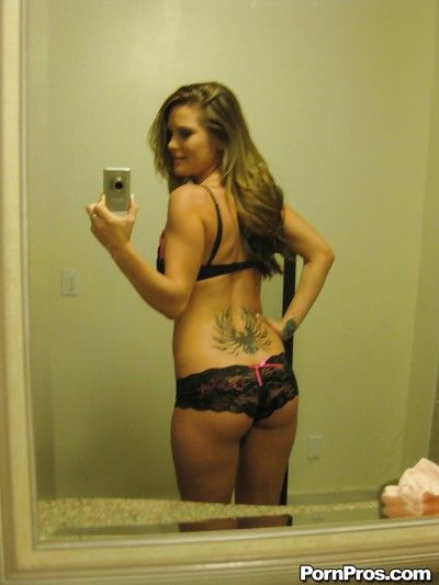 busty Freundin Megan Fenox Macht Amateur Aufnahmen der Ihr Nackt Körper