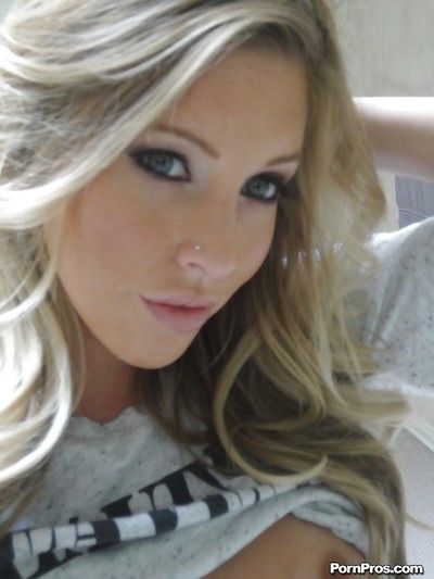 Young blonde Samantha Saint interesting nude selfies hither get under one\'s bathroom